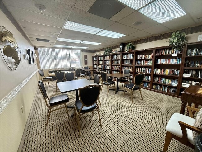 Building Photo - 4725 Lucerne Lakes Blvd E