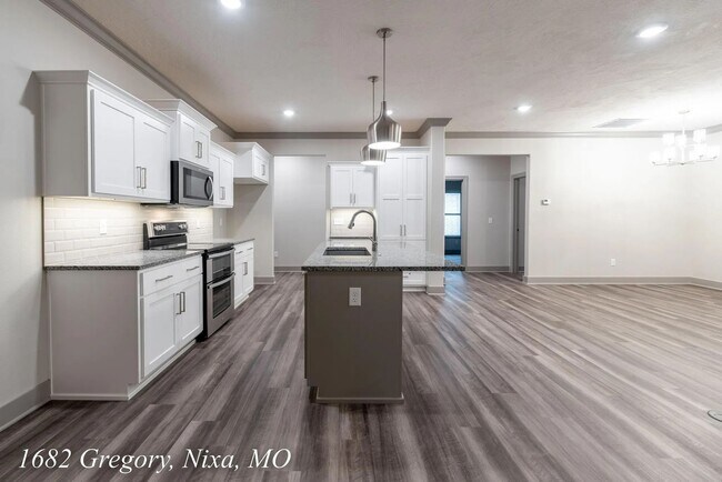 Building Photo - 1682 N Gregory Dr