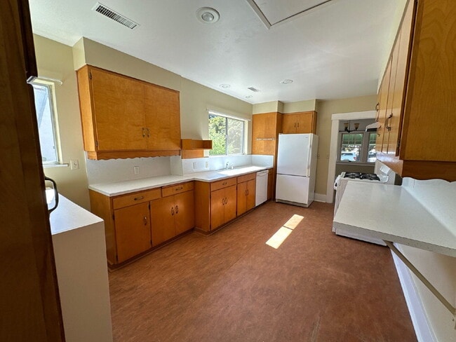 Building Photo - Near Cal Poly, 3 BR, 2 BA single level - Available Now