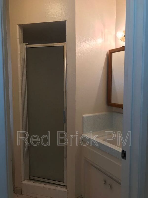 Building Photo - 635 E Brookdale Dr