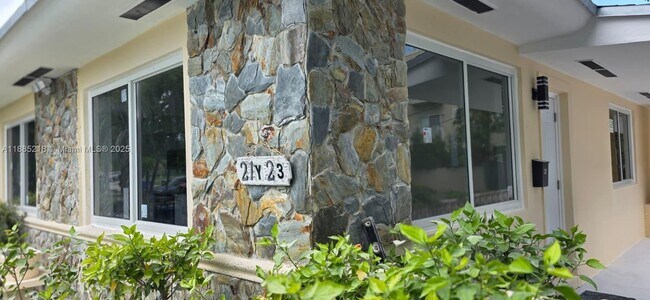 Building Photo - 21 NW 32nd Ct