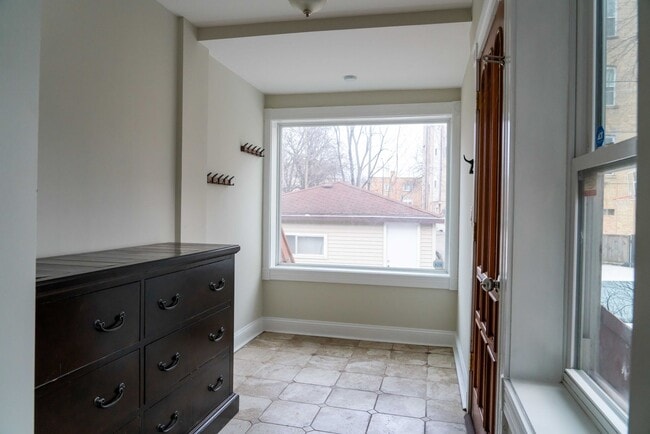 Building Photo - Gorgeous 5 Bedroom / 4 Full Bath Home along Chicago River