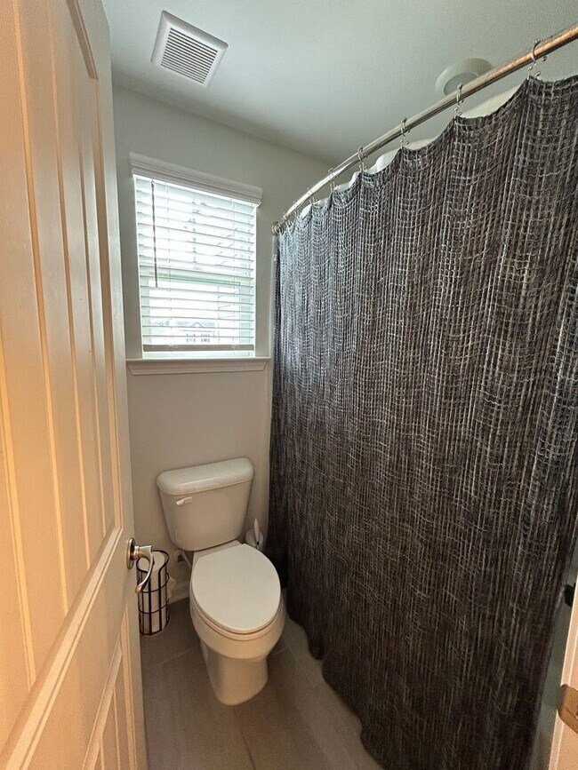 Building Photo - Perfect blend of luxury and comfort
