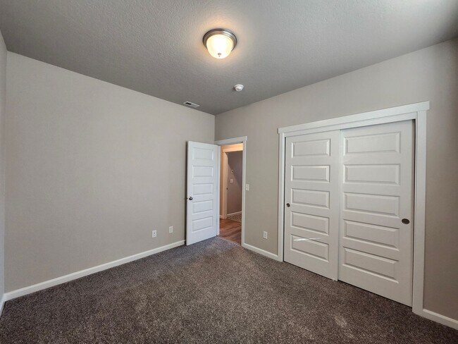 Building Photo - Charming 3-Bedroom, 2-Bath Home with Spaci...