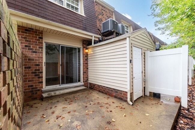 Building Photo - Two Bedroom End Unit Home!