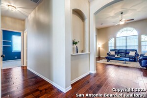 Building Photo - 915 Treaty Oak