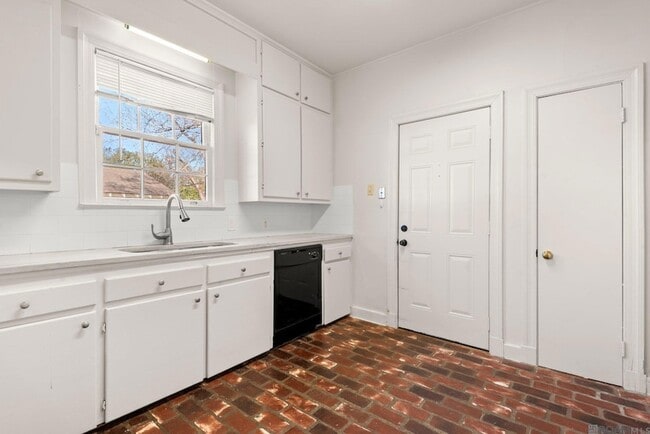Building Photo - 4621 Sweetbriar St