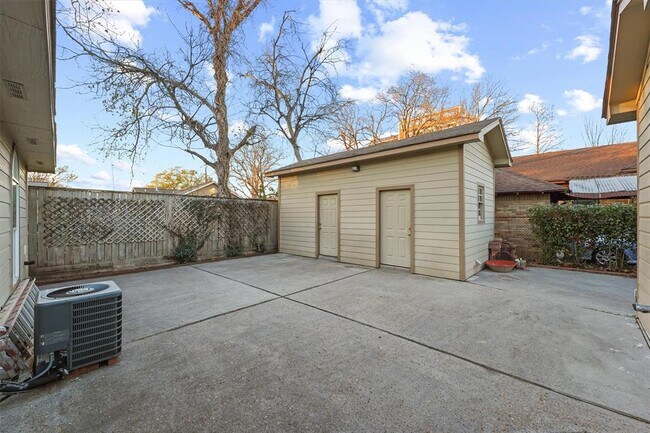 Building Photo - 1615 Airline Dr