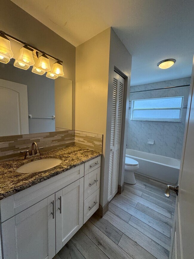 Building Photo - 12872 Meadowbend Dr