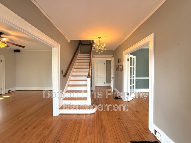 Building Photo - 613 S York St