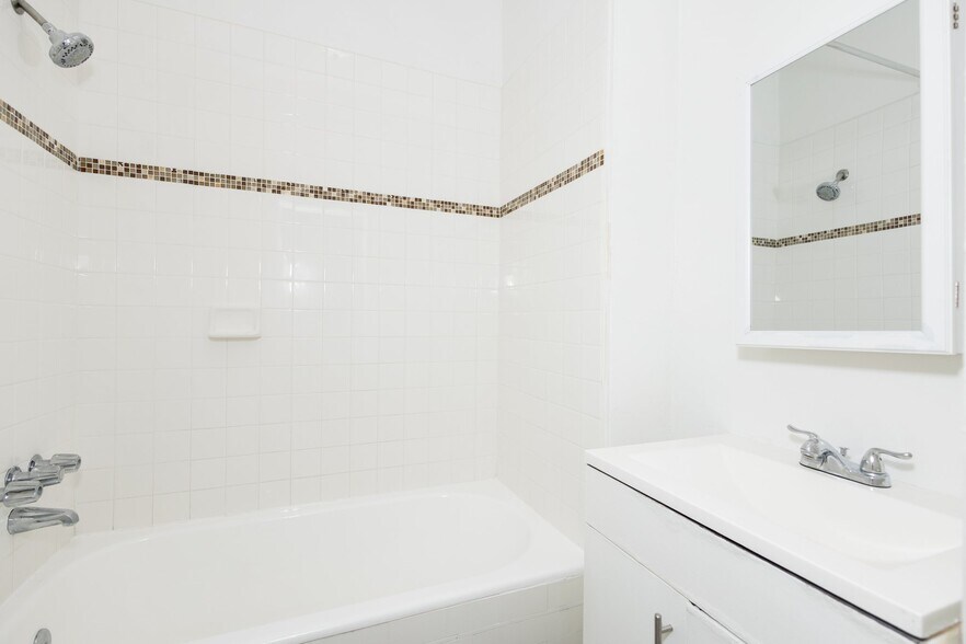 Building Photo - 357 S Alvarado St