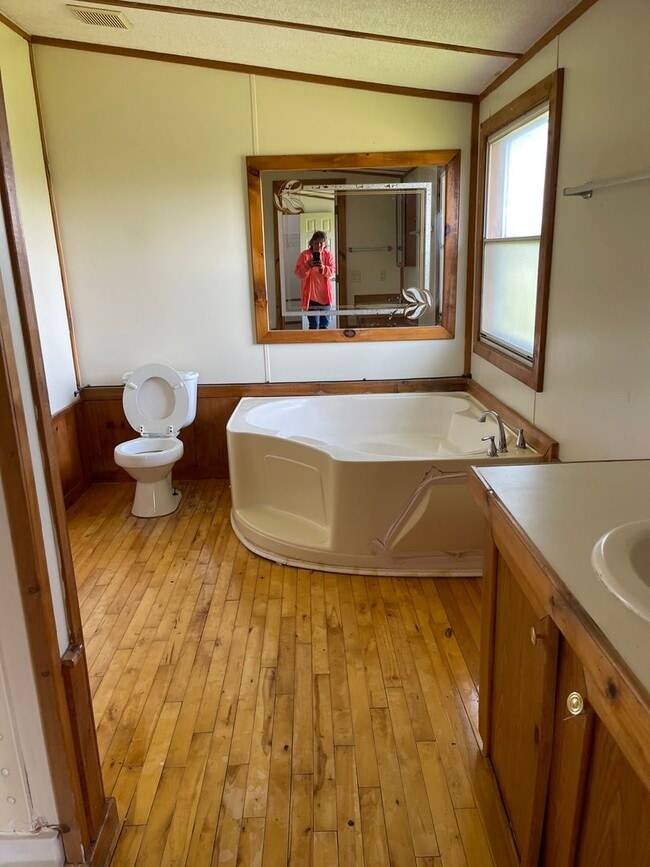 Building Photo - 3 BEDROOM 2 BATHROOM HOUSE FOR RENT