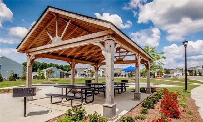 Building Photo - Enjoy this resort like feel where you live!