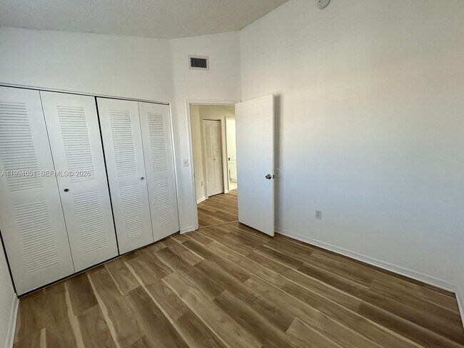 Building Photo - 6255 SW Kendale Lakes Cir