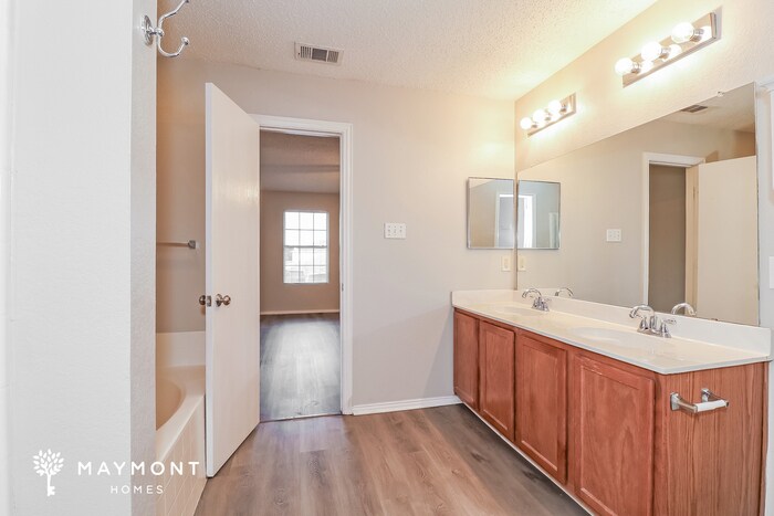 Building Photo - 8003 Mosstree Dr