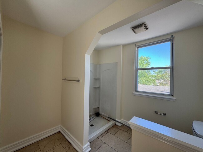 Building Photo - 2027 Russell Blvd