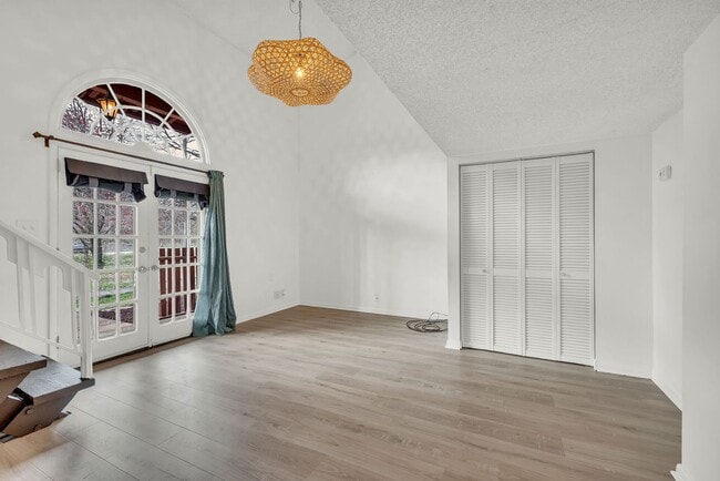 Building Photo - Great corner studio location in Belle Forest.