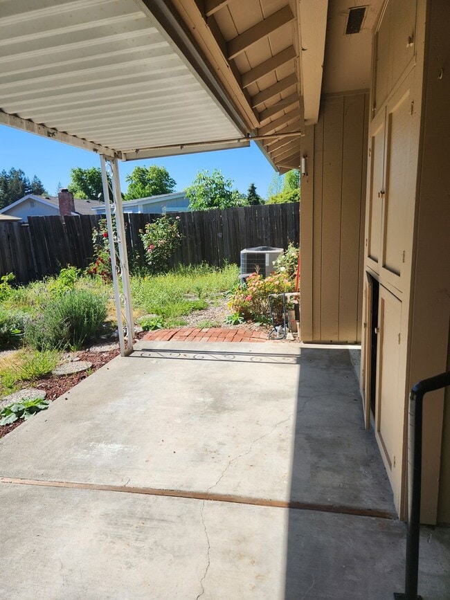 Building Photo - Very nice 2 Bd, 2 Bath Triplex w/yard in OAKMONT - Oakmont is a senior community.