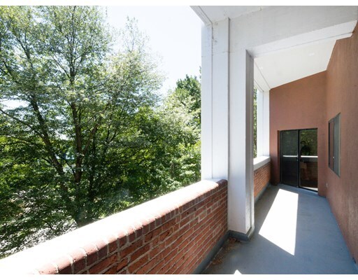 Building Photo - 151 Hallet St