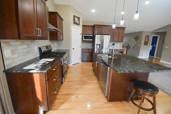 Building Photo - Spacious and Stunning 5 Bed 4 Bath For Ren...