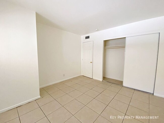 Building Photo - 1904 Rexford Dr