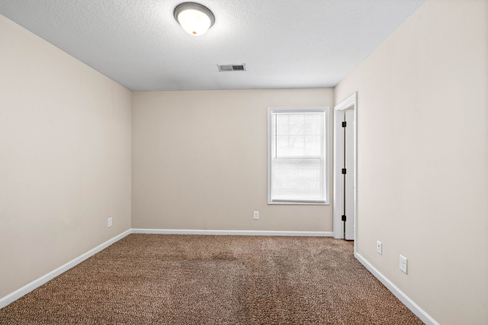 Building Photo - 1560 E Knollwood Cir