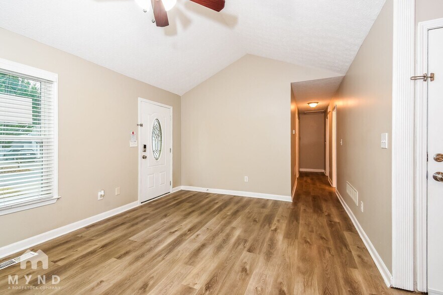 Building Photo - 308 Arapaho Dr SE