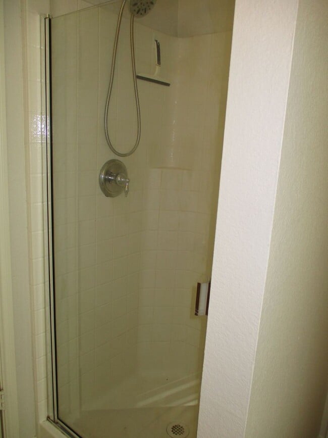 Building Photo - $1895  3 Bed/2 Bath/2 Garage  Ready for Mo...