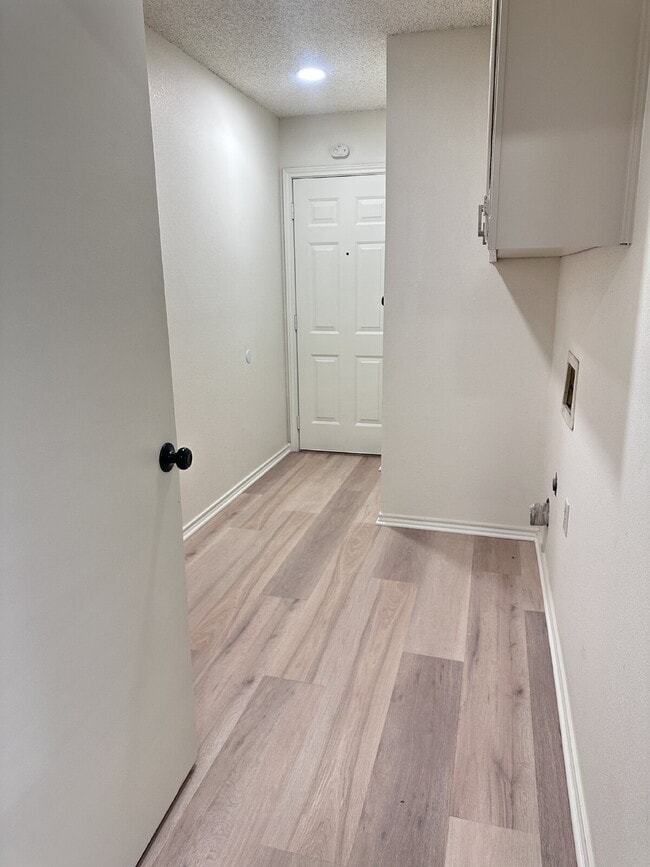 Building Photo - Newly refreshed 2/2/1!