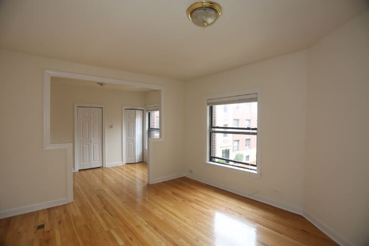 Building Photo - 826 W Waveland Ave