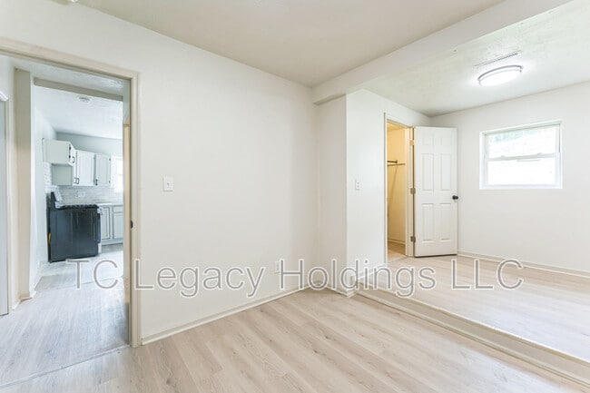 Building Photo - 415 Simpson Ave