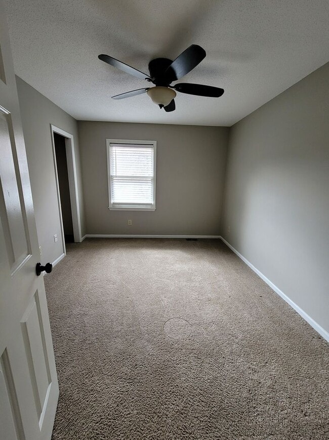 Building Photo - 3 BR Townhome in Creekside Village!