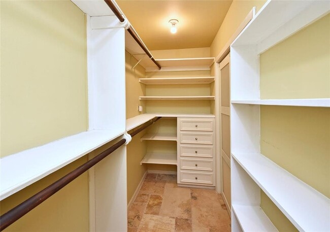 Building Photo - 2802 S Doral Dr