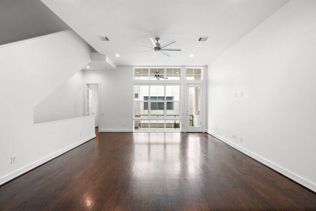 Building Photo - 608 Middle St