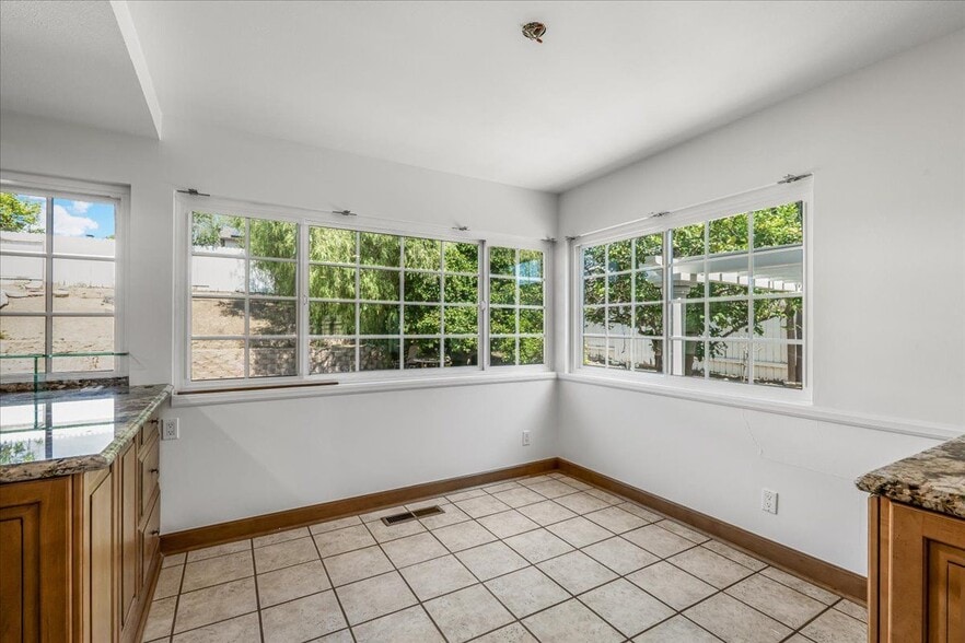 Building Photo - 327 Bethany St