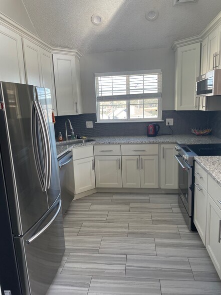 Kitchen - 219 Island Cove Ct