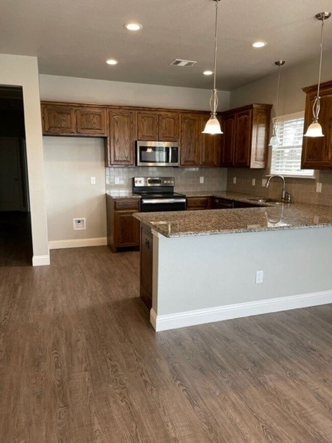 Building Photo - 4/2 - PETS WELCOME - WATER and LAWN includ...