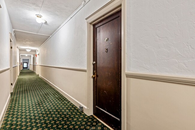 Building Photo - Charming Trolley Square Unit- Showing Frid...