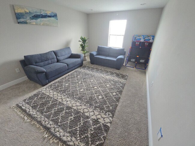 Building Photo - Gorgeous 5-Bedroom, 3-Bathroom in Riverview