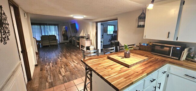 Building Photo - 4 Bedroom Cabin Style Rental in Port ST John