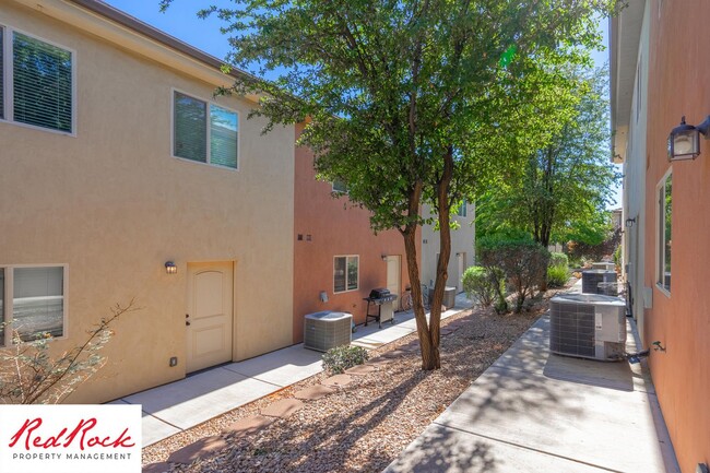 Building Photo - DOG-FRIENDLY 3 Bedroom Townhome with INTER...