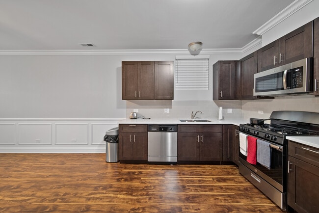 Building Photo - 738 N Avers Ave