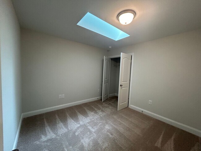 Building Photo - Like NEW Luxury 2-story townhome 2 bedrooms and 2.5 baths + Flex room + 1 car garage in High Point