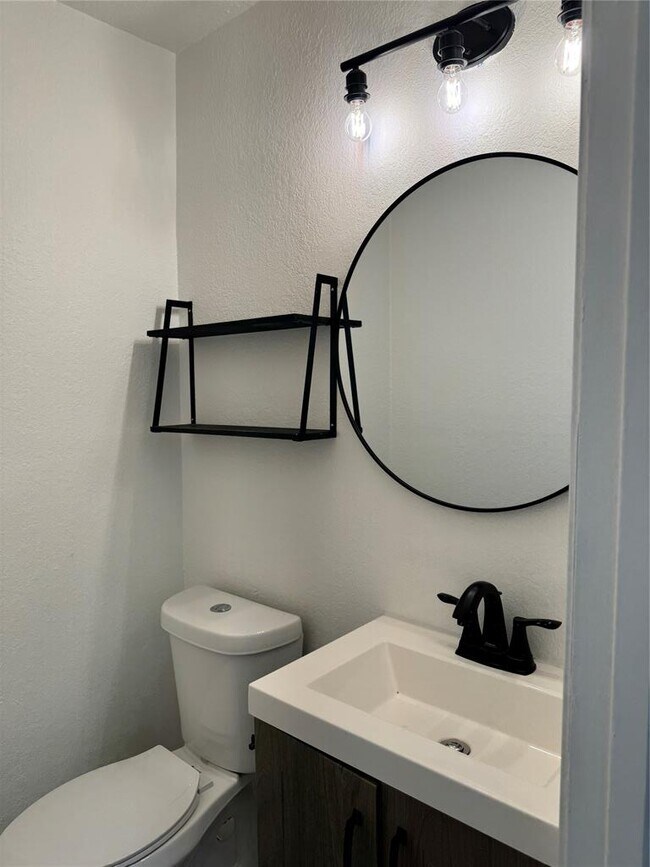 Building Photo - 2124 Burton Dr