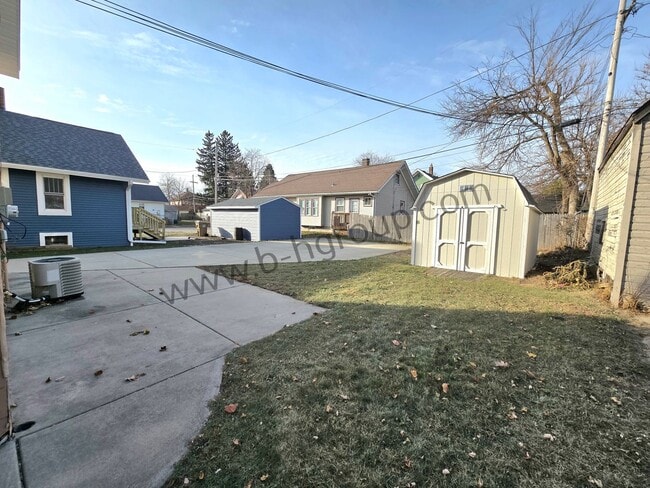 Building Photo - Spacious Single Family Home