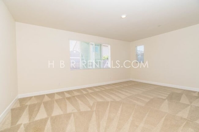 Building Photo - Spacious Elegance: 4-Bedroom with 3.5 Baths in Manteca