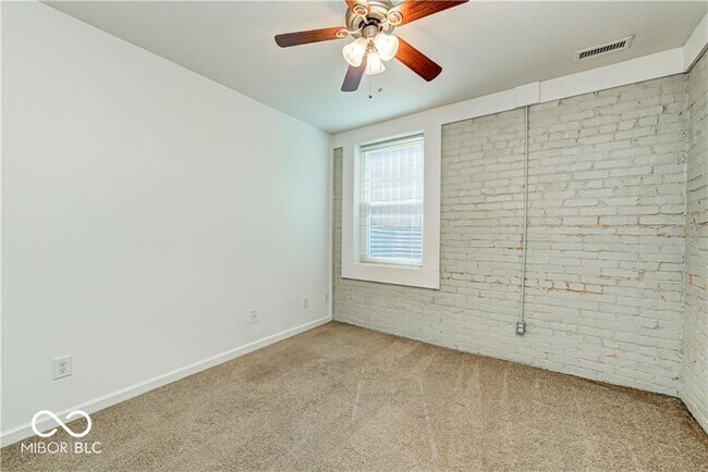 Building Photo - 655 E 24th St