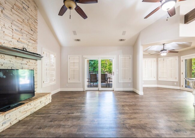 Building Photo - 585 E Chesapeake Cir