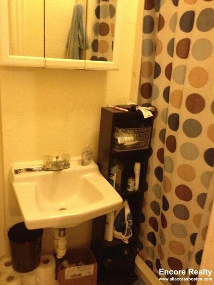 Building Photo - 40 Anderson St