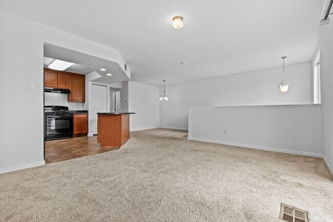 Building Photo - 2 Bedroom 2 Bathroom Duplex in Blanco Rive...